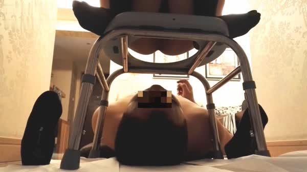 成都晨晨S天团三姐婷婷超强黄金调教小六吃着黄金狂射